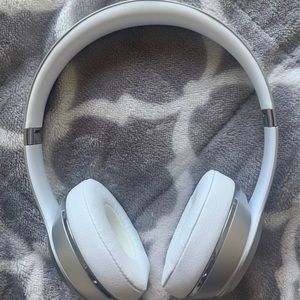 Beats Solo Wireless by Dr. Dre